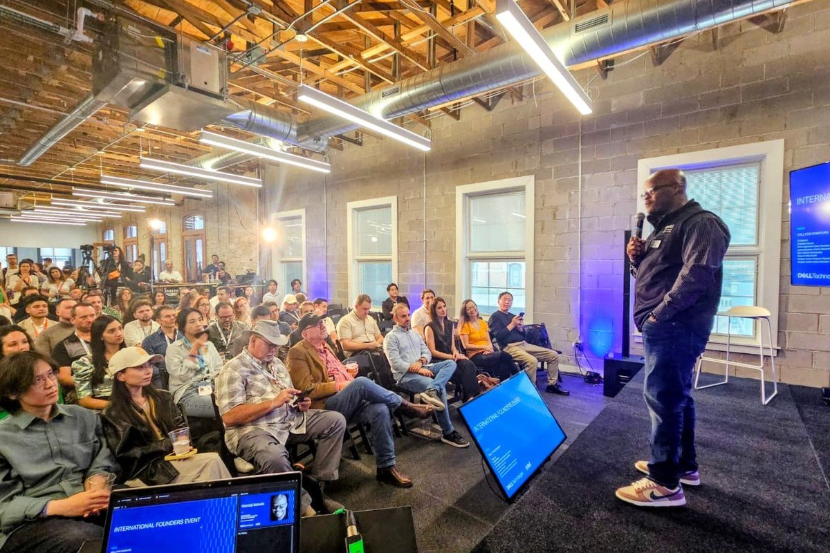 Mobolaji addressing founders at the SXSW International Founders Event
